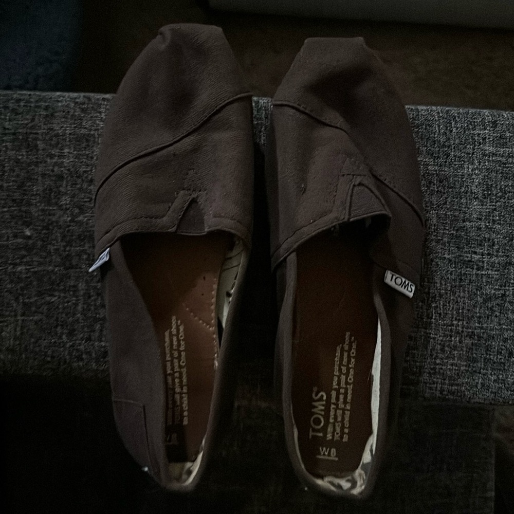 Women's Toms, size 8, brown.